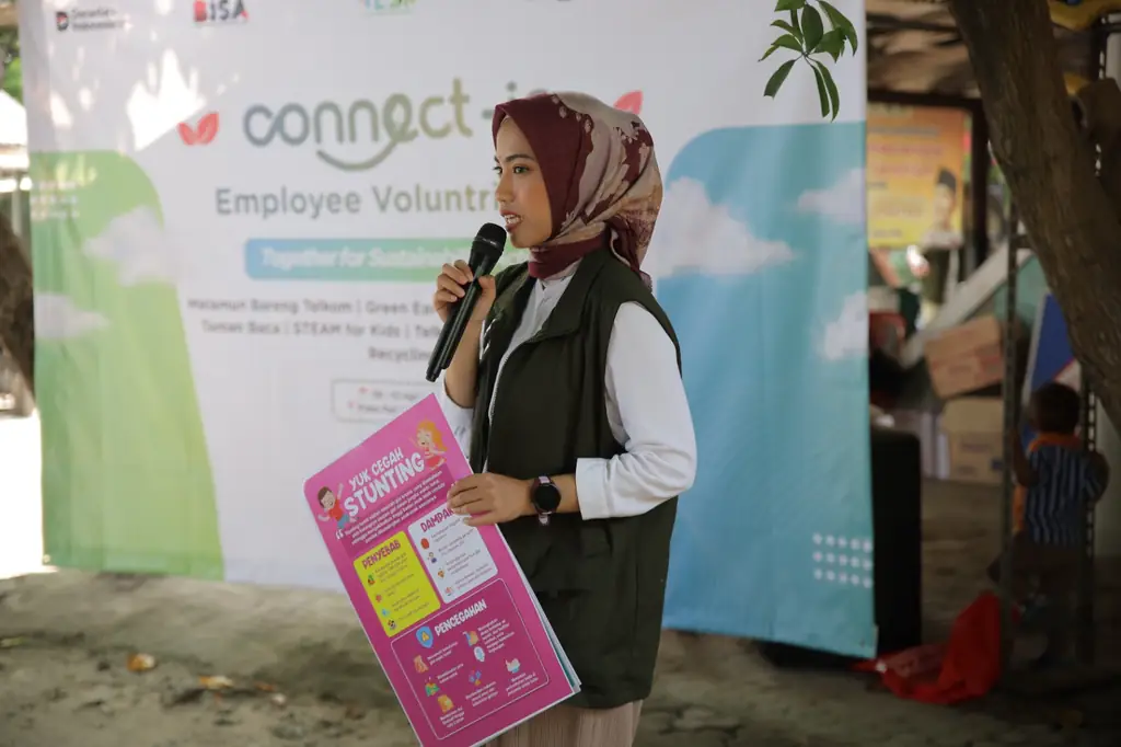 Telkom Gerakkan Relawan untuk Pelestarian Lamun di Pulau Pari